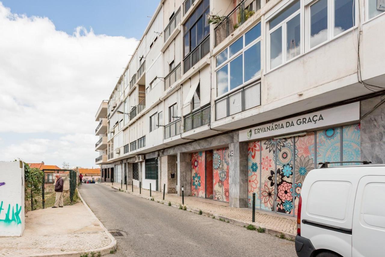 Stroll To Coffee Shops Near A Renovated Hillside Apartment In Graca Lissabon Exterior foto