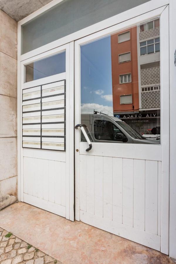 Stroll To Coffee Shops Near A Renovated Hillside Apartment In Graca Lissabon Exterior foto