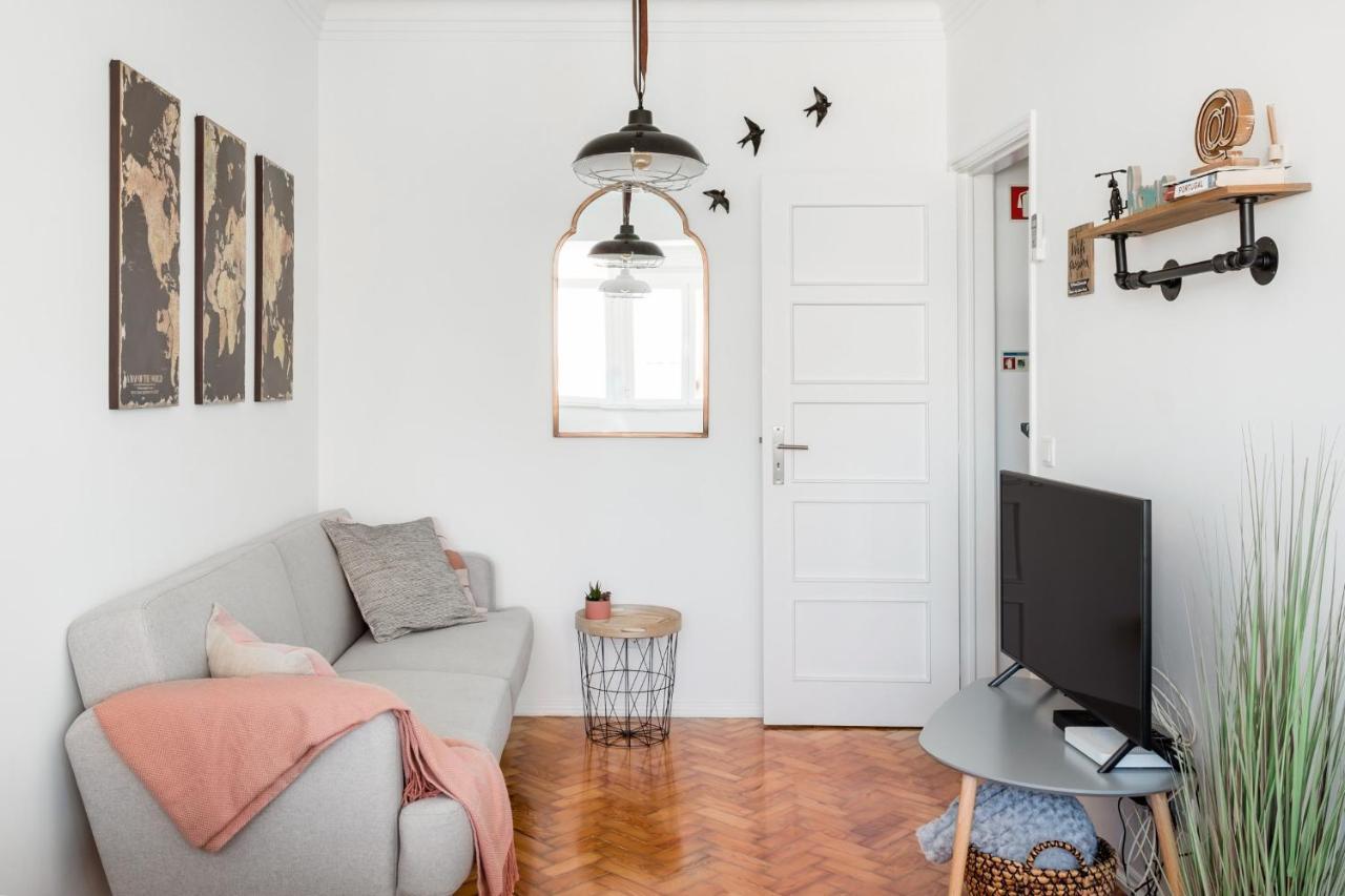 Stroll To Coffee Shops Near A Renovated Hillside Apartment In Graca Lissabon Exterior foto