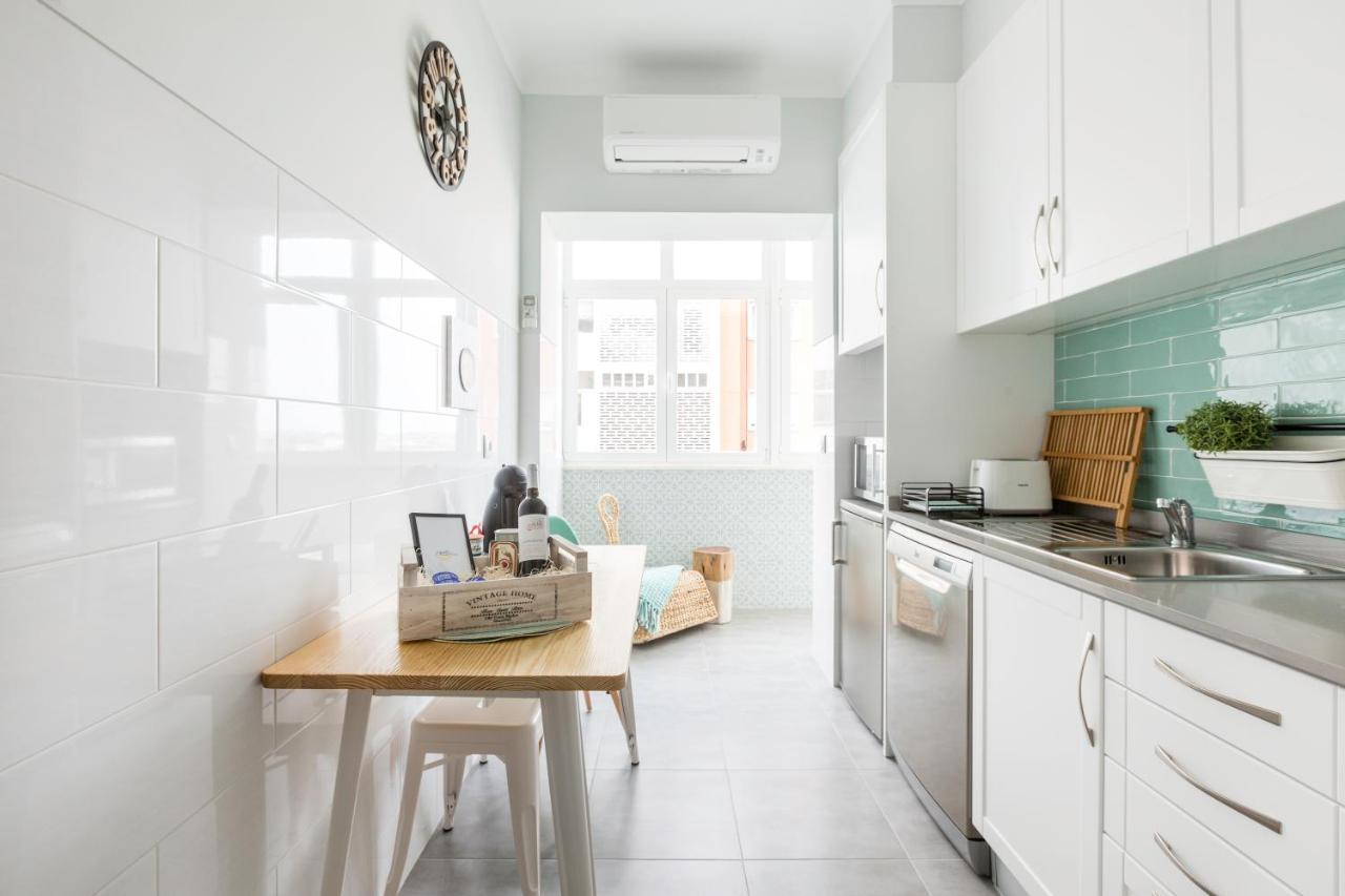 Stroll To Coffee Shops Near A Renovated Hillside Apartment In Graca Lissabon Exterior foto