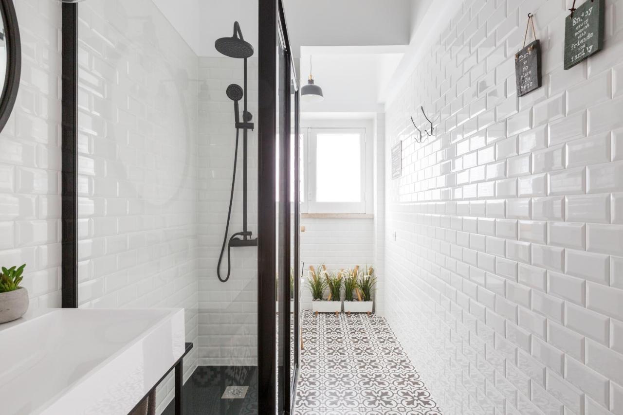 Stroll To Coffee Shops Near A Renovated Hillside Apartment In Graca Lissabon Exterior foto