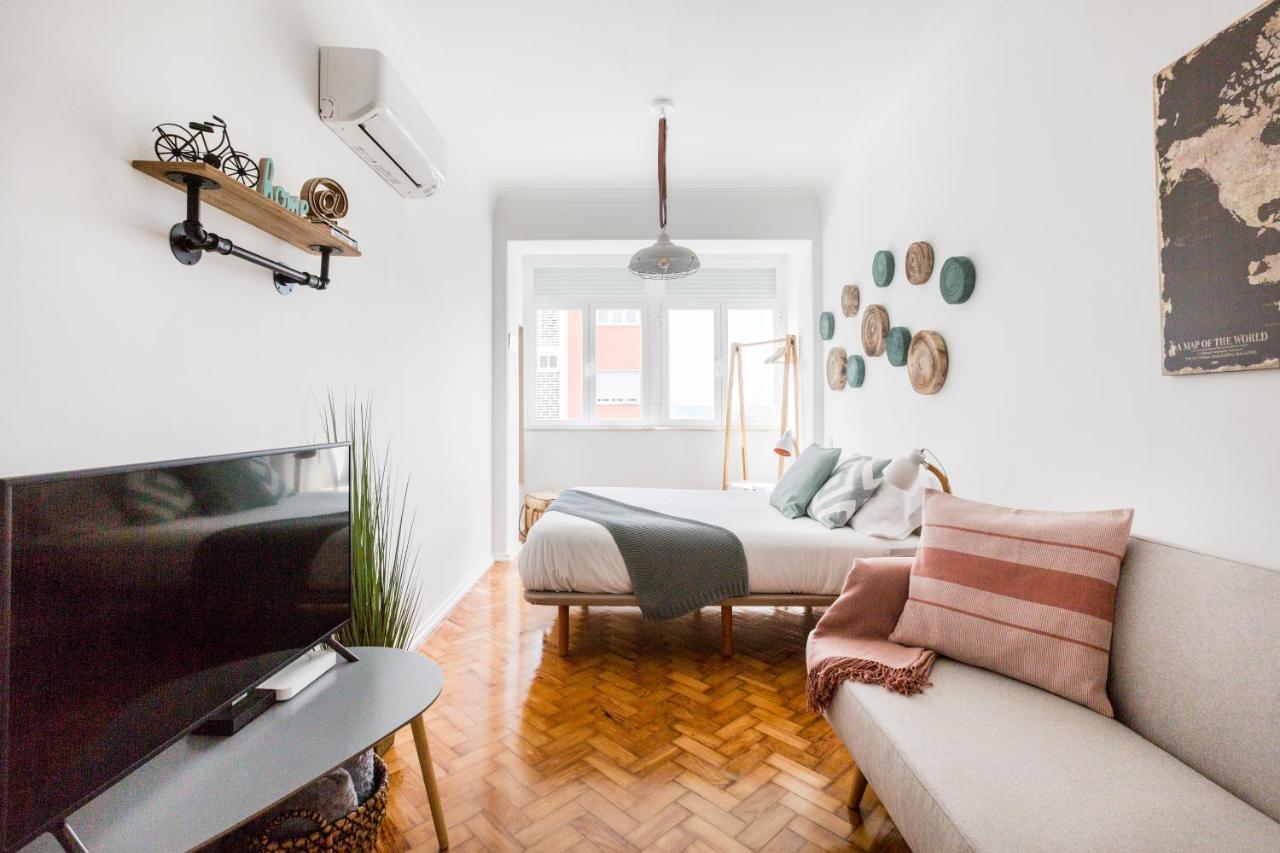 Stroll To Coffee Shops Near A Renovated Hillside Apartment In Graca Lissabon Exterior foto