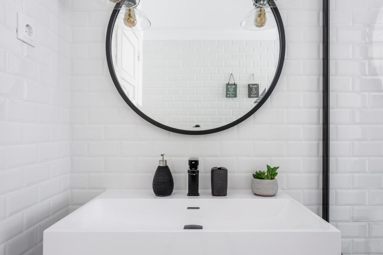 Stroll To Coffee Shops Near A Renovated Hillside Apartment In Graca Lissabon Exterior foto